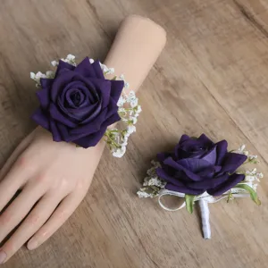 Ensemble de fleurs de poignet et boutonnière en rose artificielle violette de mariage.