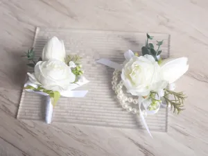 Boutonnière de mariage rose tulipe blanche faite main et corsage poignet perle pour mariés.