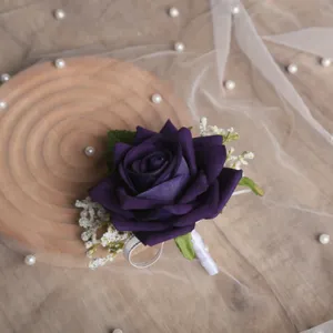 Gros plan boutonnière rose artificielle violette, détail corsage mariage marié, décor de fête