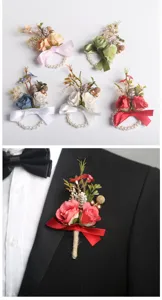 Vista dettagliata di corsage da polso e bottoniera con rose finte e perle per feste nuziali.