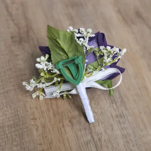 Vue détaillée de l'arrière de la boutonnière rose artificielle violette avec épingle