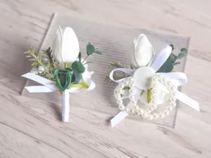 Vue détaillée de l'ensemble de fleurs de mariage faites main tulipes blanches et perles.