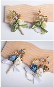 Set di bottoniere e corsage da polso con rose per matrimoni, elegante design floreale.