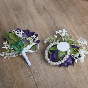 Détail de corsage de mariage en rose artificielle mauve avec accessoires et bracelet perlé.
