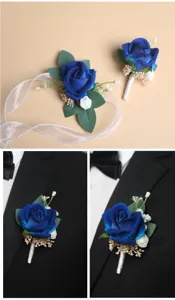 Blauwe kunstmatige roos huwelijk boutonnière en polscorsage set voor gasten en bruidegom.