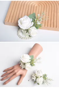 Weisse Rosen Hochzeits Handkorsage und Anstecker Set mit Perlenarmband fuer Brautpaar.