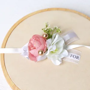 Vista detallada del corsaje de flor de muñeca de estilo coreano con flores y cinta.