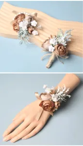 Detailansicht des vintage braunen Kamelien Handgelenkblumen und Korsagensets für Hochzeiten.