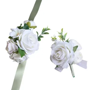 Ensemble de fleurs de poignet et boutonnière de mariage en rose blanche artificielle.