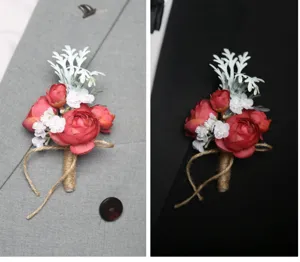 Elegante rote Kamelie Hochzeits-Boutonniere Blumen-Korsage für Bräutigam Feierlichkeiten.