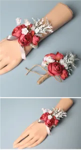 Rustikale rote Kamelie Handblume Nahaufnahme, elegantes Kunstblumen Detail für Hochzeitsfeier.