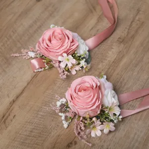 Corsé de muñeca con flor artificial de rosa nude romántica francesa para boda de damas de honor.