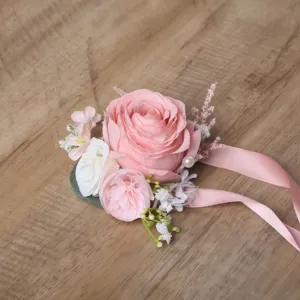 Primer plano de un detalle de flor de muñeca de rosa artificial rosa nude y blanca romántica.