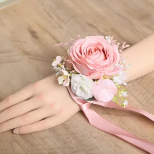 Exquisita flor de muñeca de rosa artificial en rosa nude y blanco, ideal para damas de honor.