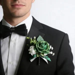 Boutonnière de rose artificielle verte et blanche style forêt pour costume de mariage.