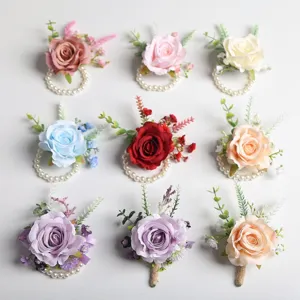 Vista dettagliata di nove fiori da polso di rose artificiali eleganti con perle per matrimoni.