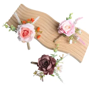Vista dettagliata del set di bottoniere di rose artificiali, elegante decorazione nuziale.
