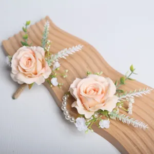 Set di bottoniera e fiore da polso con rose romantiche europee per accessori da festa di matrimonio