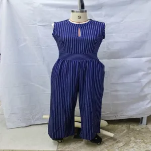 Detalle de mameluco sin mangas de rayas azules y blancas con corte de percha ancha.