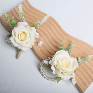 Elegante set artificiale di corsage e braccialetto di rose bianche per matrimoni e feste.