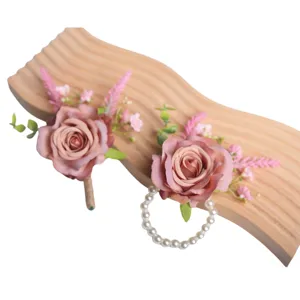 Set corsage di rose romantiche e braccialetto di fiori, perfetto accessorio floreale per nozze.