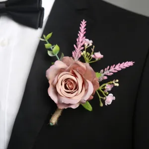 Elegante fiore da occhiello con rosa artificiale per abito da sposo di matrimonio.