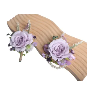 Vista dettagliata dell'elegante set di bottoniera e corsage da polso con rose per matrimoni.