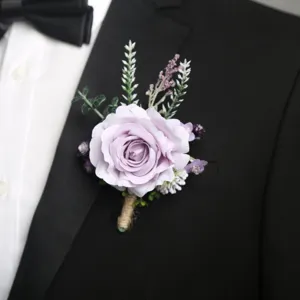 Vista dettagliata dell'elegante bottoniera di rosa viola artificiale spillata su una giacca da abito.