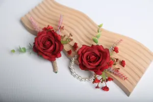 Elegante set di corsage e bracciale di rosa artificiale rossa per festa di nozze dec