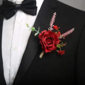 Elegante bottoniera di rosa rossa artificiale per decorazione di abito da sposa.