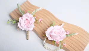 Set di corsage e braccialetto di fiori di rosa artificiale per matrimoni da sposa chic.