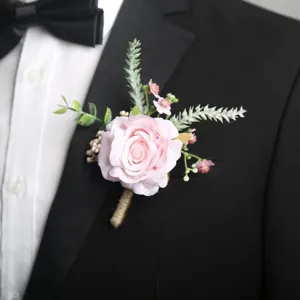 Bottoniera con rosa rosa artificiale scatto di dettaglio, elegante spilla floreale da sposo.