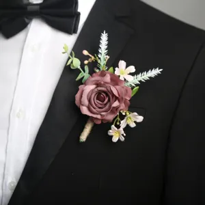 Primo piano dettagliato di un elegante fiore artificiale da giacca su un abito nero.