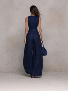 Mono ancho sin mangas a rayas azul marino para mujer, elegante estilo de vista trasera.