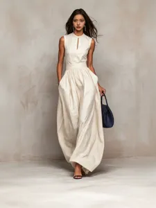 Elegante mono a rayas sin mangas con talle alto y pierna ancha para mujer con estilo.