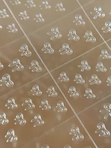 Primer plano detallado de pegatinas de uñas 3D con lazo transparente para manicura.