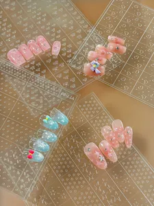 Vista detallada de pegatinas de uñas transparentes en relieve con lazos y estrellas.