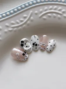 Uñas postizas press-on de lunares blancos y negros con lazo, vista detallada, uñas cortas lindas.