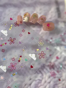 Primer plano de pegatinas de uñas translúcidas con flores de colores, corazones y estrellas.
