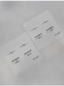 Primer plano detallado de pegatinas de arte de uñas con diamantes de imitación en 3D.