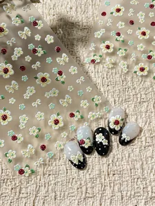 Detalle de pegatinas de uñas florales en relieve 3D, con lindas mariquitas y lazos para el verano.