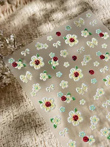 Pegatinas de uñas florales en relieve 3D con lindas mariquitas y lazos para manicura estival.