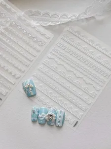 Pegatinas de uñas de encaje blanco en relieve con uñas postizas azules para manicura.