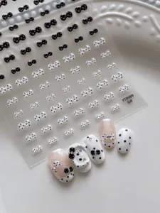 Bonitos adhesivos de uñas de lunares y lazos en blanco y negro con puntas de nail art 3D