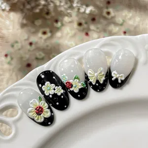 Set de uñas postizas 3D flores mariquita lazo, elegantes uñas postizas negras y blancas.