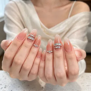 Elegantes pegatinas para uñas con cadena de pedrería doble fila y degradado nude elegante.