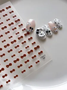 Primer plano detallado de lindos adhesivos para uñas Hello Kitty, estilo nail art.