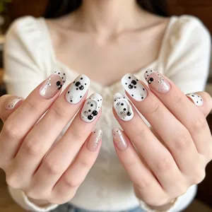 Uñas postizas con lindos topos blancos y negros, lazos y diseños de caras de gato de dibujos.