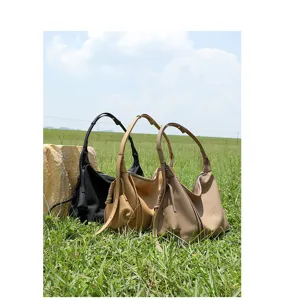 Dettaglio borsa a tracolla in vera pelle, design tote morbido per commuting e moda.