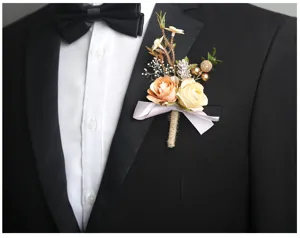 Bottoniera matrimonio rosa champagne dettaglio, elegante corsage floreale per lo sposo.